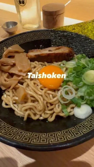 Taishoken @taishoken_san_francisco has one of my favorite noodles ever, the Aburasoba soupless ramen. I love the chewiness and thickness of the fresh noodles, the pork chashu is super tender, and the sauce is so rich and savory. When we came on Frida