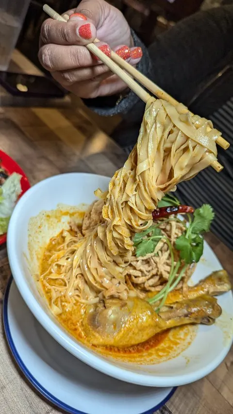 Experience the authentic flavors of Thai street food in Las Vegas at @bangkokstreetfoodlv -

🍤 Tom Yum Seafood Fried Rice
🍜 Khao Soi curry noodle soup (short rib available) 
🥗 Crying Tiger Beef Salad
🍤 Bangkok Pad Thai 
🥭 Mango Sticky Rice

📍@b