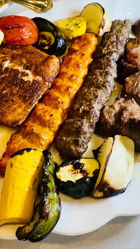 Hey Foodies, we went to @garsonrestaurant for lunch. It was such a great experience. Garson Restaurant has been serving yummy Persian Food since 1992. Everything was so tasty and great portions. We had their Hummus with Ribeye and Pinot Shrimp for ou