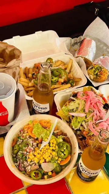 Head over to @ameliastaqueriarestaurants for some fresh and delicious #mexicanfood at minimal prices😋
Located at 1076 Boylston St, Boston📍they have variety of toppings and protein to choose from including #tofu and #bellpeppers for the #vegans 🌱 
