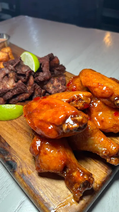 Top Mix Bar & Kitchen ~ Roxbury, MA.
@topmixbar on Norfolk Ave is renovated and expanded! I haven’t been here in a while so when I saw the new bar and new set up, I was surprised! The painting on the walls is so nice 😍 The Caribbean inspired food, d