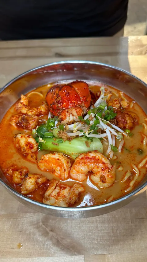 We had lunch @kpopramen_shop guys if you haven’t tried them you need too. Everything was so yummy and tasty. My favorite was their Lobster Garlic Miso Soup and the Japchae Dry Noodles were so scrumptious. We also had their yummy Curry Chicken. Go Che