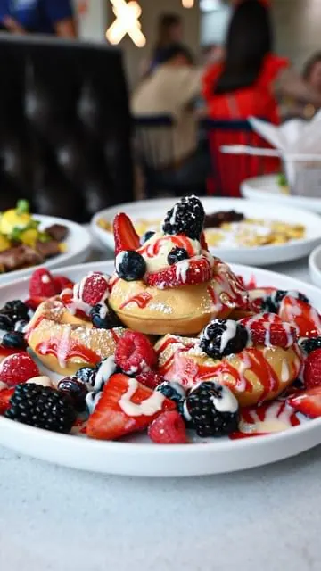 Brunch is a marathon, right? 🍾
➖
New super cute brunch spot in Colleyville @thebrunchdistrict Serving up your classic omelette 🍳 to brisket benny dishes! If you’re in the area, come check ‘em out! 
➖
MY PICKS ⬇️
💥 Very Berry Waffles 
💥 Brisket Be