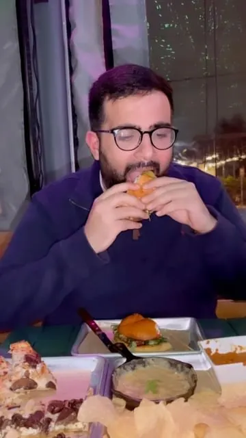 Looking for that next big juicy burger? 🍔 

Well @sundownatgranada has your covered! Their happy hour boasts some amazing options like Buffalo Mac and Cheese, their signature Sundown Burger, delicious flatbreads and more!

If you’re looking for a Fr