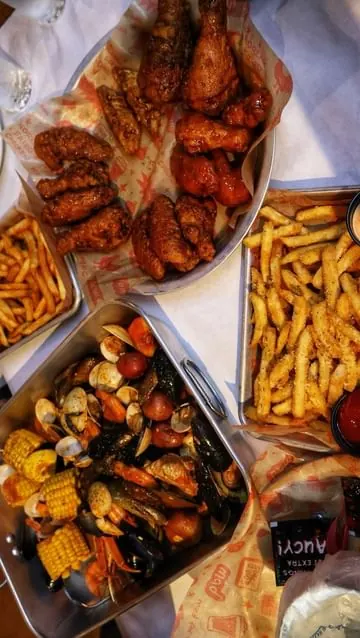 📍 Mad for Chicken - Massapequa 

This place completely blew us away! Their all-you-can-eat seafood boil, wings, dumplings, and fries were incredible. There were so many other tempting options, like their bulgogi sandwich, kimchi fried rice, tteokbok