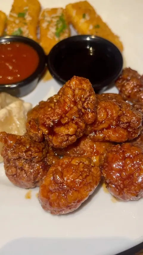 At @tgifridays , it’s always Friday!🫶We had the perfect date night.
There are so many great options & deals on the menu! Kids eat free every Tuesday, Happy Hour is every day from
3-6pm and 9pm-12am ($5 drinks and bar bites!), and they have great Mea