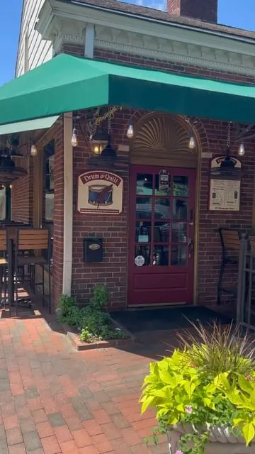 🎶 I Wanna Eat Grub In This Pub, In This Pub 🎶

Todays Adventures Led Me & Bro @brewnvibes To Pinehurst, NC In Search Of Good Food.  I Think We Found Some 🤤👇🏾

🔌 @drumandquill 
📍 40 Chinquapin Rd. | Pinehurst, NC 28374
🎥 North State Chicken Wi