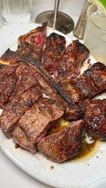 the most perfect t-bone🥩 from @ruthschrisboston 

at @ruthschris, the steaks are cooked to perfection & served on a sizzling plate 🥵 don’t sleep on their appetizers either — the calamari is an absolute must❗️

📸 porterhouse for 2

📍ruth’s chris s