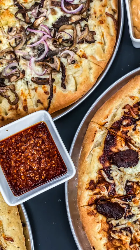 I think I’ll be going back to @fantasykitchento again and again for their pizzas!
-
Their Trip to Taj Mahal Pizza has a unique blend of Tikka Masala on a New York style pizza dough.
-
The husband and I may have inhaled it! The Tikka masala sprinkled 