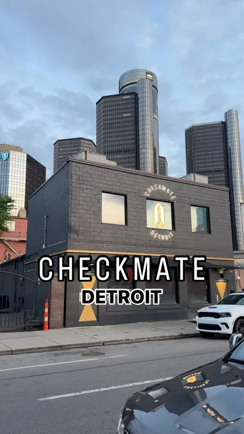 This past week I headed back to one of my favorite spots downtown, @checkmatedetroit_ 

It’s a chess-inspired ambiance restaurant serving up craft cocktails and delicious food. The jerk wings, lobster fried rice, ribeye and beignet flight are all mus