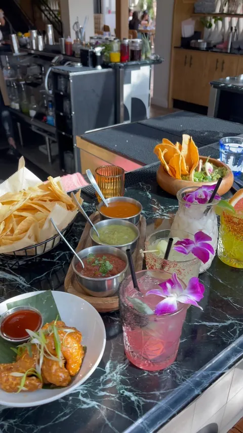 The newly redesigned @mex_restaurant has a delicious new menu 🌮 the mahi mahi fish tacos and mezcal caramel sticky toffee pudding were great! Thank you for having me!