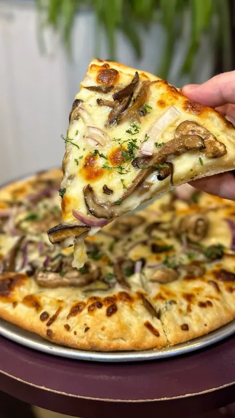 If you got a craving for some delicious comfort food like Pizza, Burgers, Wings, Wraps (Kati rolls too), Rice Bowls that has a fusion spin on it, check out @fantasykitchento in Toronto. They’ve got a menu that offers the classics as well as inspired 