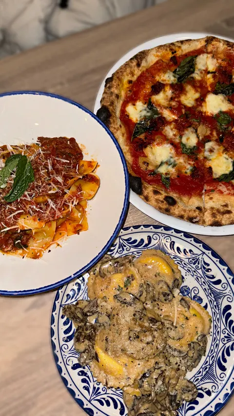 nothing like fresh pasta to warm your belly on a cold day🍝😌

@cafe_roma_toronto is a cozy hidden gem in midtown that makes authentic italian cuisine, & everything is made from scratch with fresh ingredients imported from Italy🇮🇹 

here’s what we 