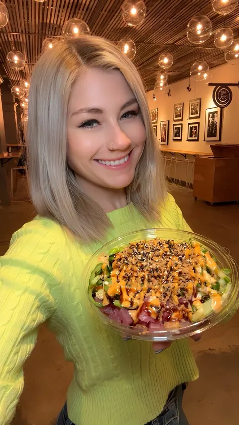 My year resolution to eat healthier and more sustainable has been made easy thanks to @alohapokeco! 🌱♻️ ⁣
⁣
@alohapokeco offers fresh and delicious poke bowls that are packed with protein and flavor! Perfect for your post workout meal! 💪🍣 ⁣
⁣
What