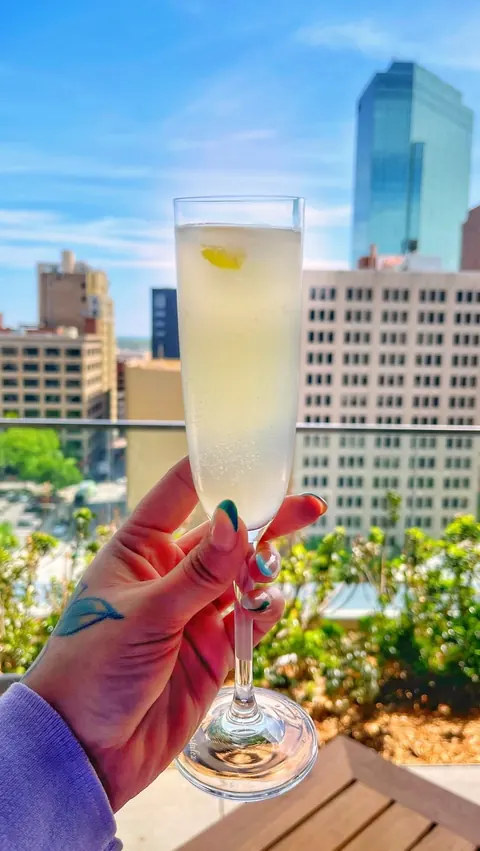 Looking for Rooftop Lunch while in Fort Worth, TX? Well I have just the thing! You need @branchbirdfw ✨ Branch & Bird sits on the 11th floor of a skyscraper 🏙 in Downtown. So this view is definitely way higher than your usual rooftop restaurant and 