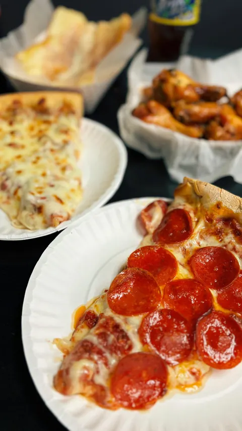 This deal is worth the 𝙙𝙤𝙪𝙜𝙝 🍕 
📍 Cochiaro’s Pizza in Northlake

@cochiaros_pizza makes everything in house, to order so you know it’ll be fresh! Take advantage of their amazing deal of a a slice of pizza and 20oz drink for only $4.95! While y