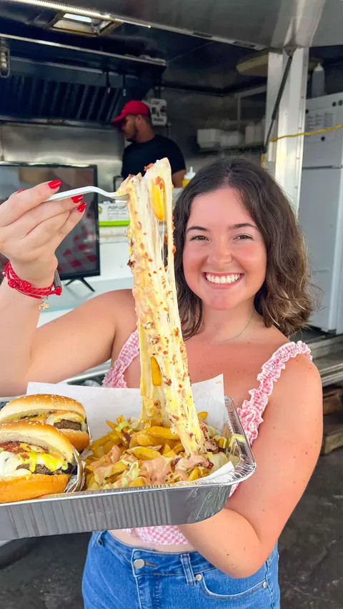 Colombian Fast Food in West Palm Beach!🇨🇴

@losbrothersfastfood serves up some of the most fire Colombian fast food in South Florida.🔥They’re most known for their crazy salchipapas but they also have loaded maizitos, burgers, Colombian hot dogs an