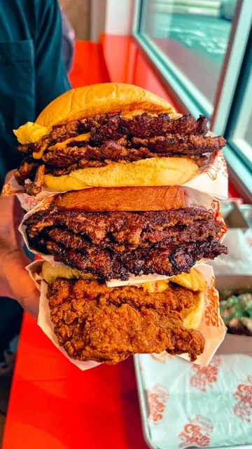 NEW DRIVE-THRU SANDWICH SHOP✨😯

The latest creation @stuffedbellyco from Master Chef winner Christine Ha and John Suh! Their tasty burgers and sandwiches had us drooling! From smash-style burgers to patty melts to hot chicken sandwiches, they got yo