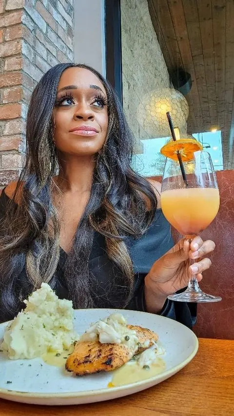 A cool dining spot in Las Colinas! 🍽🍸

I recently had lunch at @corkandpiglascolinas and enjoyed it! They have a great menu selection for both Brunch, Lunch & Dinner!

We ordered the devil eggs, short ribs, salmon with blue crab and thr Keynlime pi