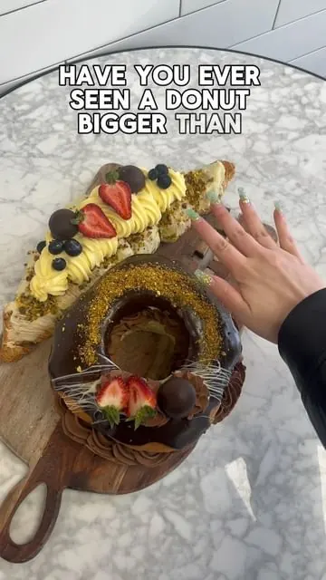 Are you getting the viral GIANT croissant🥐 or donut🍩 from @davievillagebakery ?!

It was delicious tbh🤤

#croissant #donut #giantdonut #giantcroissant #vancouverinfluencer #davievillagebakery 

Things to do in Vancouver, Vancouver cafe, Davie stre