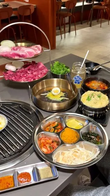 Located in Toronto’s Koreatown, @thekbbqtoronto is a relatively new addition to Toronto’s KBBQ scene, offering an authentic experience with good vibes! 🙌

✅ Open daily until 2am - perfect late night spot!
✅ Soju promo - 1st bottle of soju for $10
✅ 