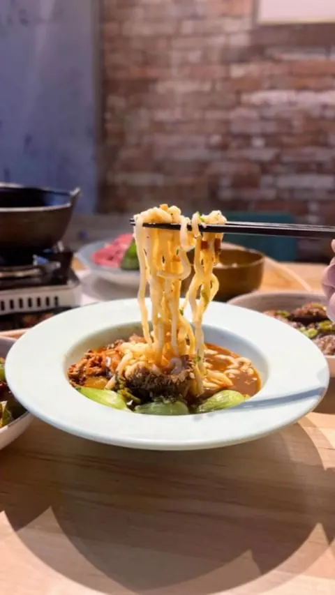 Come check @fourfoursouthvillage for their delicious noodles, plus they’ve added Hunan dishes to their menu which is packed with flavour! Don’t miss out and be sure to visit, it won’t disappoint! 😋
.
.
.
.
🍽Menu items: Spicy beef-Tendon-Tripe noodl