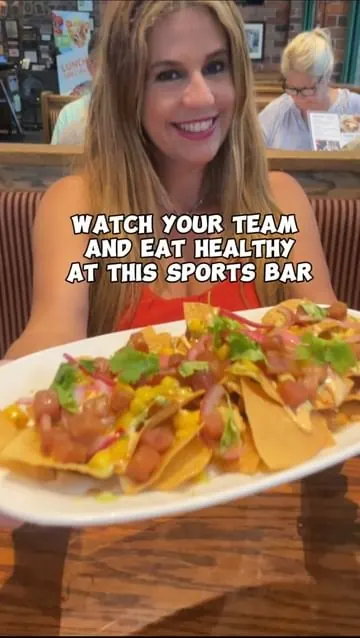 I love catching a game at a local sports bar with either family or friends. But sometimes all that bar food can make me think twice. Don’t have to worry about it anymore! @carolinaalehouse in Weston offers fresh, healthy menu options full of flavor. 