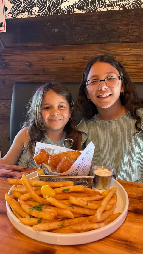 Let’s go to the legends oyster bar @thelegendsoysterbar_lv 
Their Seafood Pan Roast is rich, creamy, and packed with fresh flavors—definitely a standout dish! And if you’re looking for something unique, don’t miss the Captain Jack—an incredible seafo