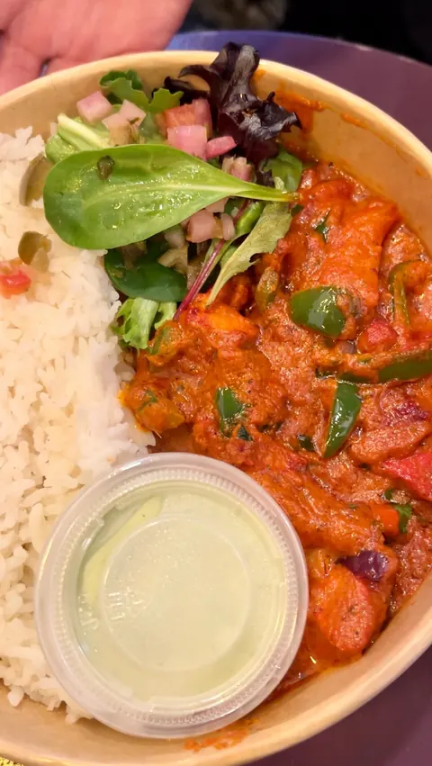 Fusion food for all your cravings 😋

Stopped by @fantasykitchento for dinner! The food came out hot and quick 😋 The pizza was spicy and had a good cheese stretch and the rice bowl was very flavourful. Next time I’m in the area I definitely wanna tr