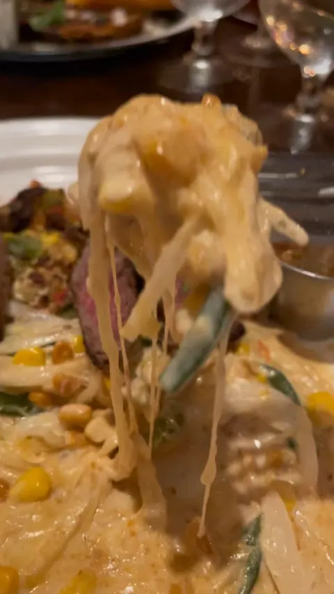 💃 I had never tried @averdemexican_cary for brunch but maybe I am a brunch girlie now! They have a lot of new menu items, and also some originals. Our favorites were the Avocado Toast, Huevos Ala Mexicana con Carne Asada (steak and eggs), Mexican St