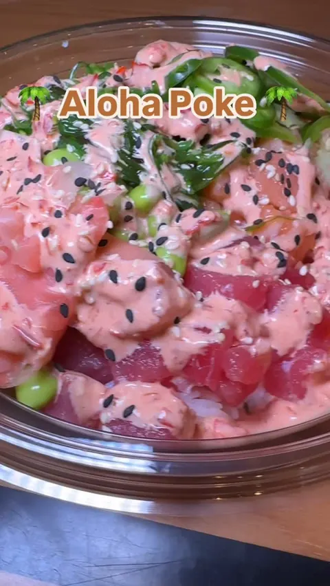 @alohapokeco 
125 S. Clark, 
Chicago Illinois 
Taking a quick break from the wing quest to hit up something fresh and healthy—Aloha Poke. They brought some serious flavor that had me reminiscing about my West Coast days when Hawaiian-inspired eats we