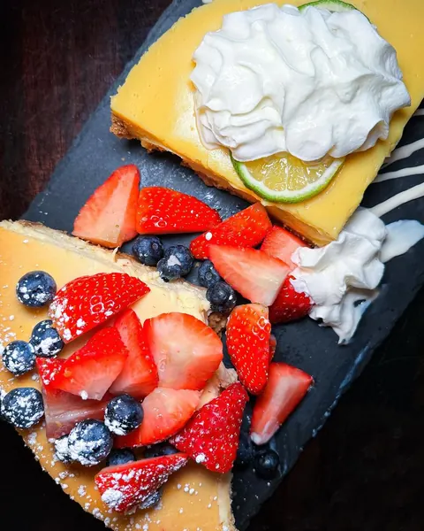 🐓🍹 @kitchenkocktailsusa serves up southern cuisine and comfort food that will leave you stuffed, satisfied, and wanting to return for more! They are open for lunch and dinner, and also offer a weekend brunch. Their impressive drink menu lives up to