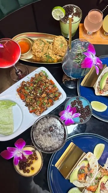 I found the best drink AND food happy hour in the game!🥂 Bites ranging from $7-$10, $25 charcuterie + wine starting at $6, beer starting at $5 and special boba margs starting at $8!🍹Plus get the CUTEST cocktails! 🎀

#snackthatsnacks #foodie #dalla