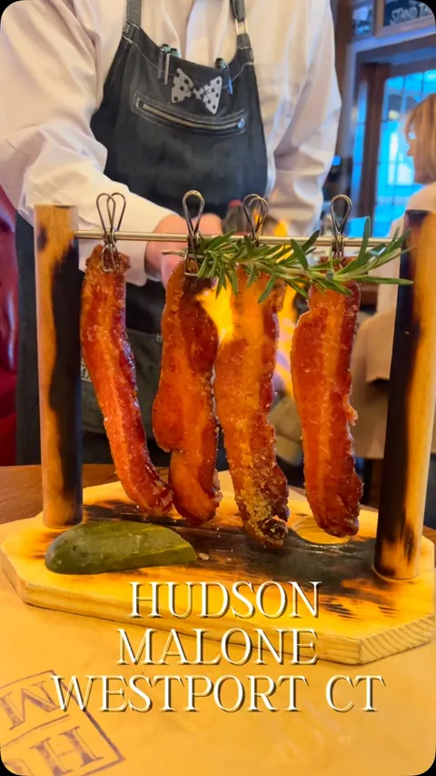 Calling my Connecticut and Westchester locals! If you’re looking for a restaurant with upscale dining and cozy charm, @hudsonmalonewestport is it. From the moment you walk in, you’re greeted with warm lighting, and a beautiful fireplace that sets the