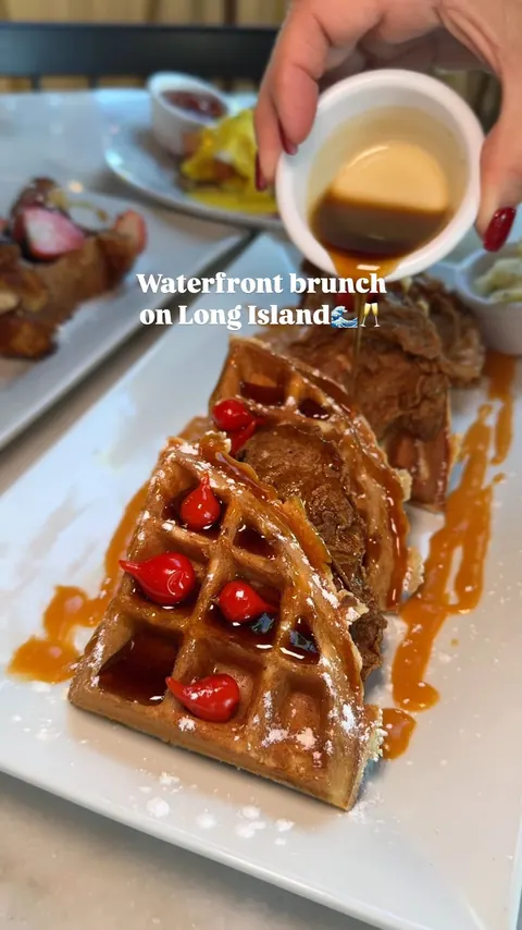 Brunch is my fav meal of the day & @offthehookfreeportny did NOT disappoint🤤 
-
Here’s what I got! 
🧇Chicken & Waffles
🦞Lobster Benedict
☕️Cappucino
🥩Steak & Eggs
🍓Mixed Berry French Toast
🥑Avocado Toast
🫒 Bloody Mary
🥂 Bellini
-
*They have b