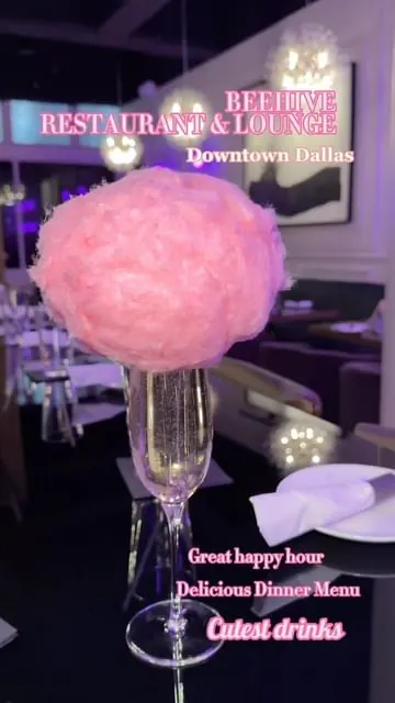 Buzz worthy restaurant & lounge @beehiverestaurantlounge is the cutest spot in Downtown Dallas. This beehive themed spot has a great happy hour menu (Monday- Friday from 2pm-6:30pm)

Their dinner menu is equally as delicious and aesthetically pleasin