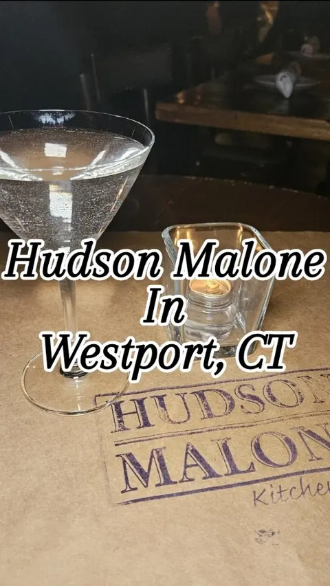 📍Hudson Malone In Wesport, CT

I got the chance to indulge in this really good restaurant that is dimly lit to set the mood! Here, I had some really amazing cocktails and food! I had:

-Vodka Martini
- Pesto Arancini di Palermo (rice balls with chee