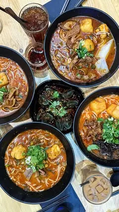 🇭🇰𝗛𝗼𝗻𝗴 𝗞𝗼𝗻𝗴 𝗦𝘁𝘆𝗹𝗲 𝗥𝗶𝗰𝗲 𝗡𝗼𝗼𝗱𝗹𝗲𝘀🇭🇰

@ricenoodle_yunguichuan in Brick Lane serves delicious and comforting rice noodles. The best part is, you get to customise what you want in your bowl. Grab a menu and tick ✔️ your soup bas