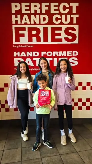 #ad A family treat without the hefty price tag? Yes, please! Five Guys’ new Kids Meal starts from £7 and includes a choice of grilled cheese, little hamburger or hotdog—plus fresh fries, and a drink. And yep, the kids are totally obsessed with the dr