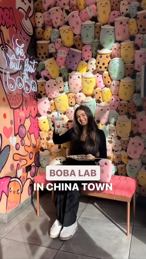 Boba lab in London 🍑

*gifted Things just got interesting in the bubble tea labs 🧪 You can mix and match any flavour ingredients and make your own unique tea. Sweet tooth fanatics, this is definitely a spot for you🤩 The waffle sticks were a dream;