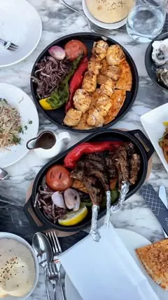 🌅 SUNSET VIEWS 🌅

Where do I start! We had the best date night last weekend. We were kindly invited to @mezemisolondon to try their food & cocktail menu. It’s an absolute gem located at the top of the Crowne plaza hotel along the Albert Embankment.