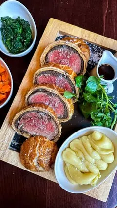 ✨𝗕𝗲𝗲𝗳 𝗪𝗲𝗹𝗹𝗶𝗻𝗴𝘁𝗼𝗻 𝗜𝗻 𝗟𝗼𝗻𝗱𝗼𝗻✨
[AD]
 
I took the bf to Bread Street Kitchen to try Gordon Ramsay’s beef wellington, perfect place for date night! The beef was tender and perfectly cooked. The mushroom duxelle was packed with flavou