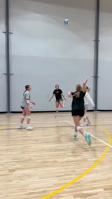 Everyone enjoys a little wall ball warm up #wallball #volleyballwalldrills #coveragedrills #volleyballwarmup #womensvolleyball #clubvolleyball #usavolleyball #usavb #volleyballpractice #volleyballdrills #communication #volleyballtraining #volleyballt