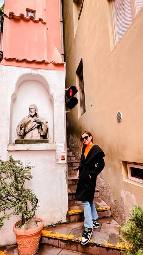 Did you know where to find the narrowest street in Prague?

📌Save this post for your next trip to Prague 🇨🇿

💡Located in Prague’s oldest neighborhood Mala Strana, this 32 feet long street has a width of about 19 inches. This street is so narrow t