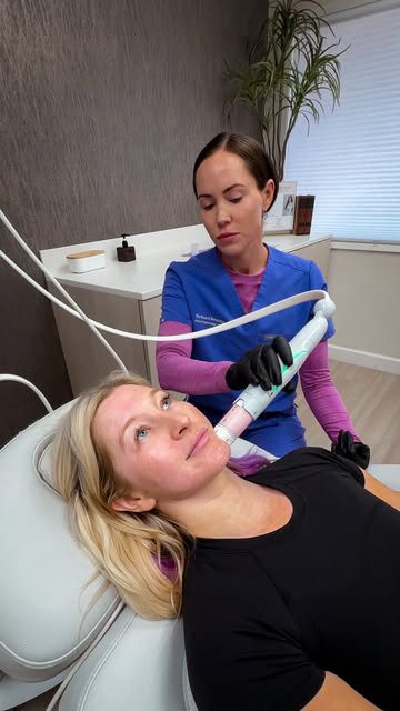 It’s been 5 weeks since I tried the Everesse treatment at @refinedbeautypa with Jessi, and I’m now seeing the full results—and I’m so happy with them ✨

Everesse is an all-natural, non-invasive skin tightening treatment that uses radio frequency to s