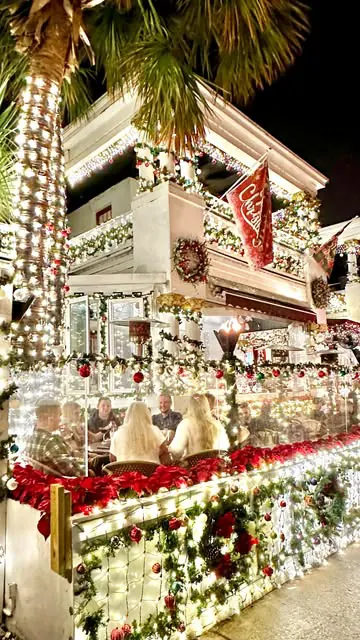St. Augustine is lit ✨ Nights of Lights is an award winning light display with more than 3 million lights adorning every corner of the Historic District till Jan 31, 2023. Nat Geo listed St. Augustine’s holiday lights among top 10 in the world😳 For 