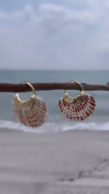 From shore to store 🐚 

@shopgretchens 
MIRA Earrings 

🌊 

#earrings #handmadejewelry #jewelry #shell #shells #shellearrings
