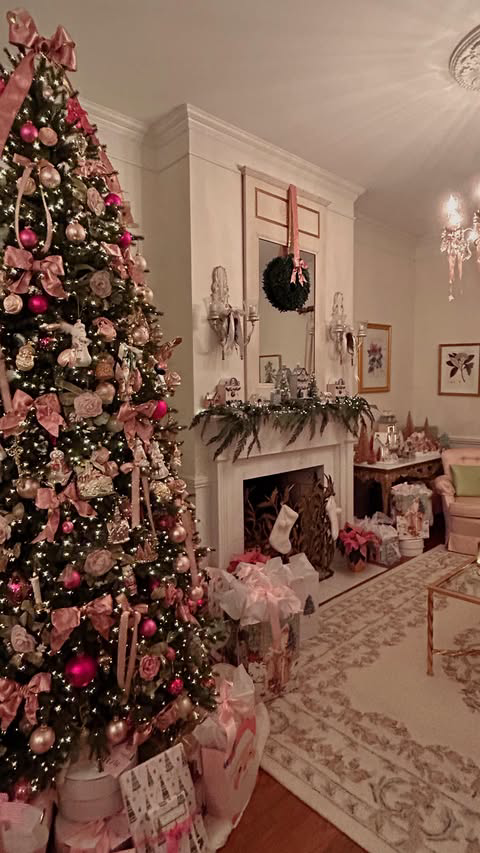 Christmas is her Super Bowl 💅🏼 #pinkmas #christmasdecor #holidaydecor #holidaydecorating #christmasdecorations #christmasdecorating #homedecorating #marthastewart @marthastewart @marthastewart48 @mrsaliceshop @mrsalice