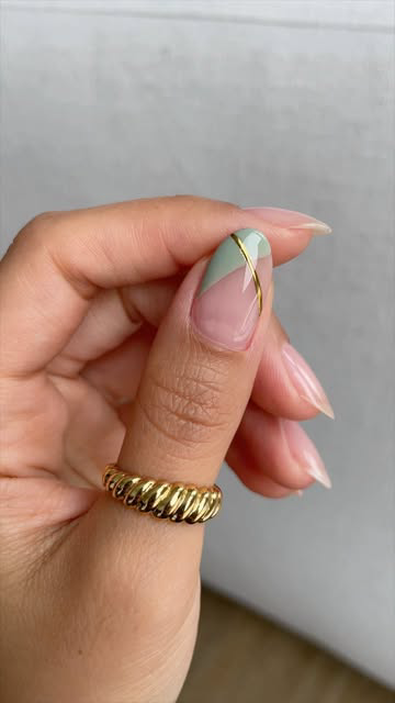 Edit* Showing you how to use chrome! I’ve always have trouble, but finally figured how to get it to stick ✨🌿 And yes, I did paint just one thumb for my photo cover because I forgot to take a video of the whole hand 🤣

Products used:
@kokoistusa (af