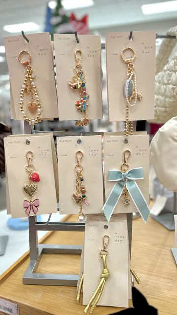 New Bag Charms on sale for 30% off till 12/25 (now $7)!! The perfect last minute gift idea! I’m obsessed with the bag charm trend! Gives your handbag such personality! Which one is your favorite? 

Bag charms now 30% off till 12/25 

Comment SHOP bel